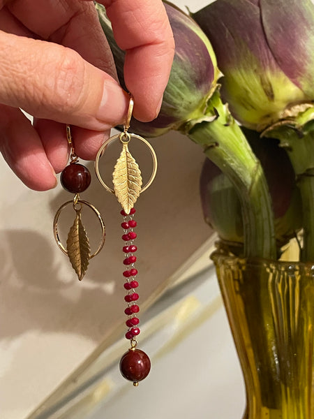 Gemelli diversi con rosarietto bordeaux, pietre e foglia