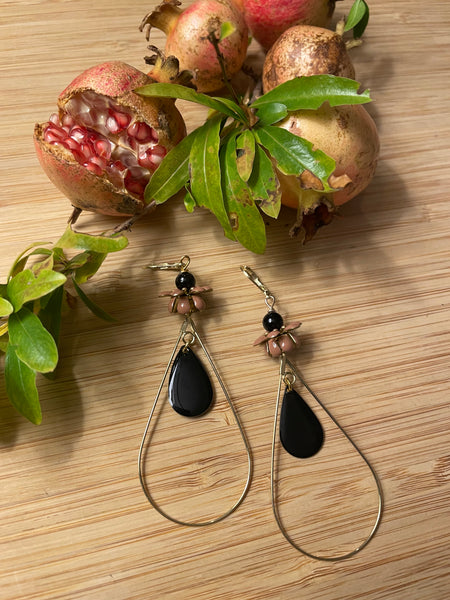 Orecchini leggera goccia dorata e smalto nero