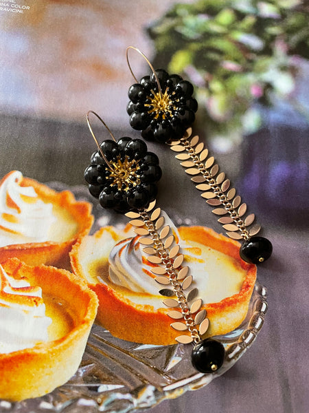 Orecchini con fiore grande nero e catena a foglie