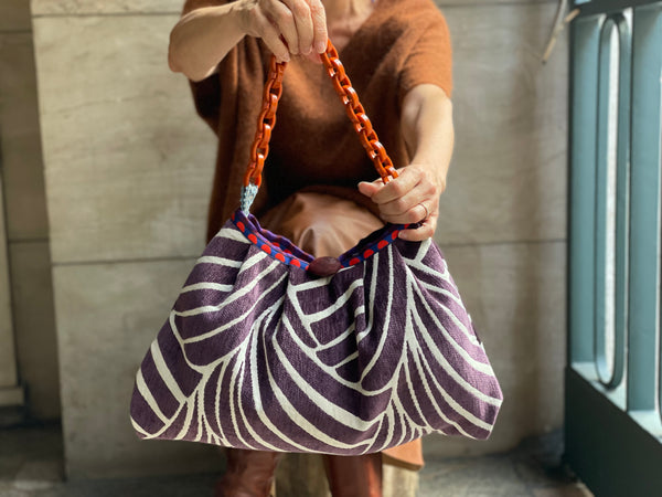 Borsa grande in velluto a onde color prugna e manico arancio