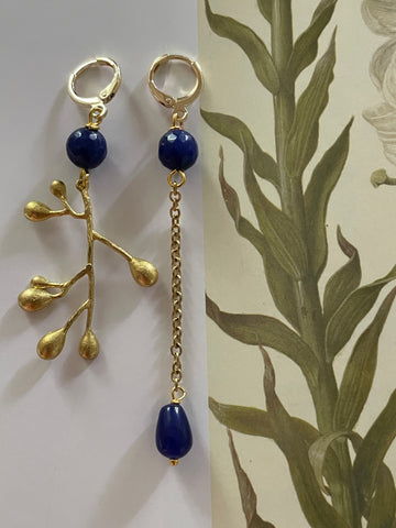 Gemelli diversi ramoscello e pietre blu