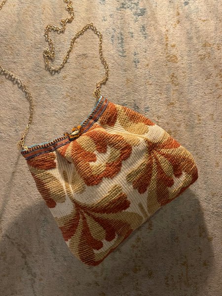 Borsa piccola in tessuto anni 70 e lunga catenella