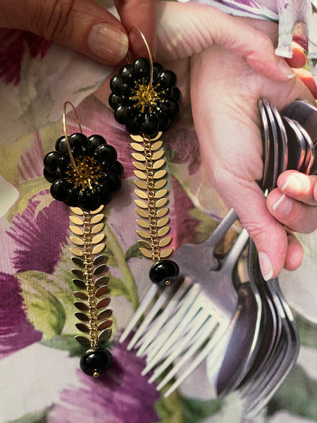 Orecchini con fiore grande nero e catena a foglie