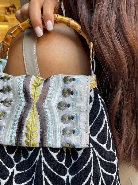 Borsa verticale in velluto bianco e nero con patella ricamata