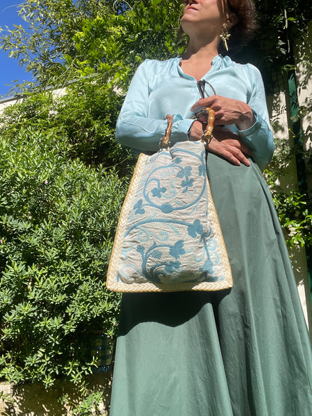 Borsa “contromano” velluto ocra e fiorato azzurro