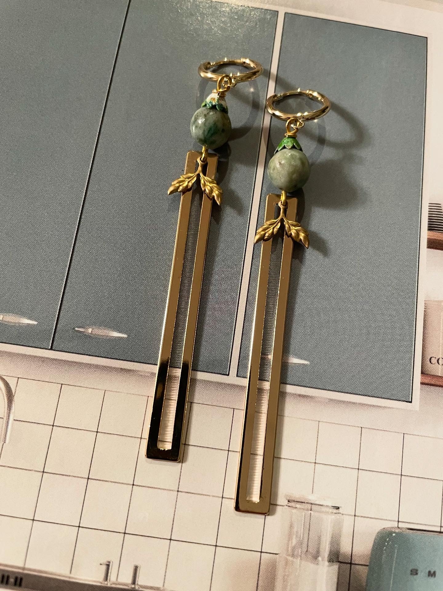 Orecchini rettangolo vuoto e foglioline