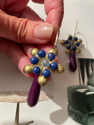 Orecchini fiore tridimensionale blu e goccia viola