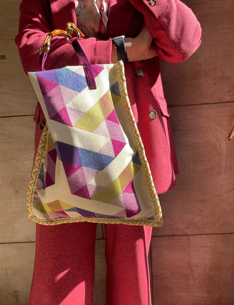 Borsa “contromano” beige e fantasia geometrica