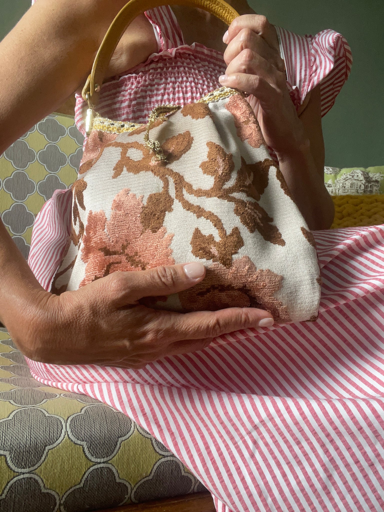 Borsa media con fiori marrone e rosa