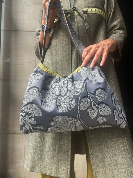 Borsa grande in tessuto blu fiorato e manico cravatta