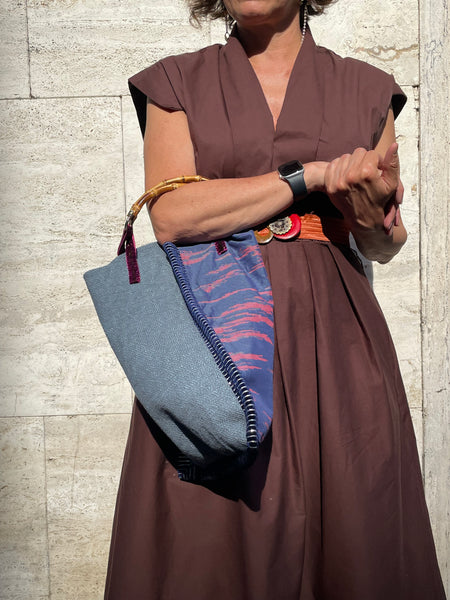 Borsa “contromano” amaranto e azzurro intenso