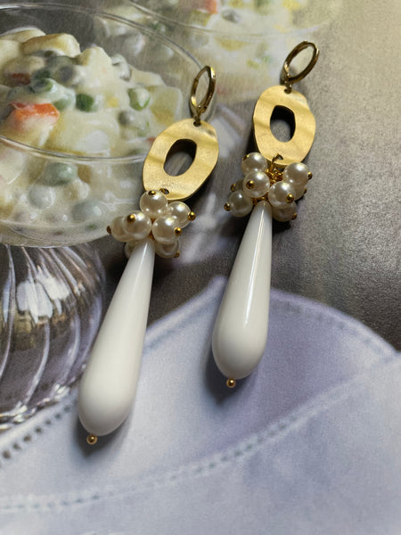 Orecchini ovale, perle e goccia bianca
