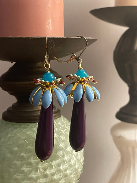 Orecchini goccia viola e fiore azzurro tridimensionale