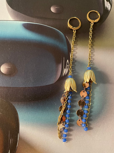 Orecchini lunghi con rosarietti bluette e germogli