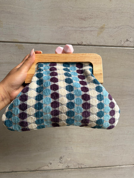 Borsa pochette clic clac con disegni geometrici in velluto