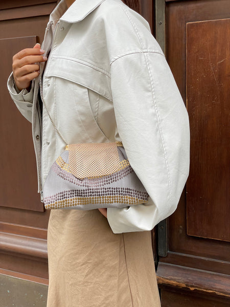 Borsa piccola in tessuto tortora con patella