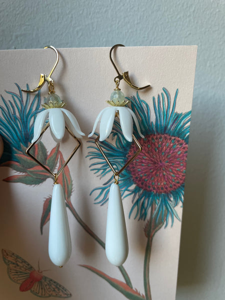 Orecchini con fiori, goccia e motivo geometrico