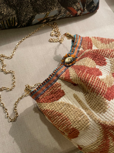 Borsa piccola in tessuto anni 70 e lunga catenella