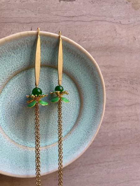 Orecchini lunghissimi con fiore smaltato verde