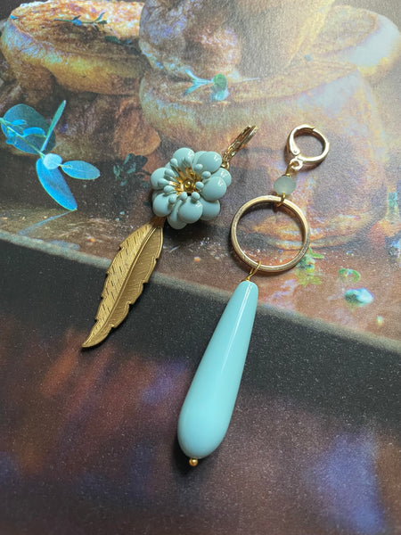 Gemelli diversi turchesi con fiore e foglia