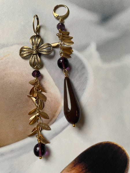 Gemelli diversi marroni con fiocco e foglioline