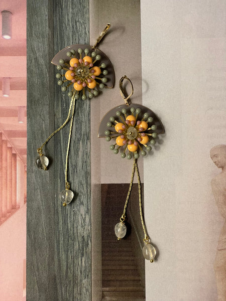 Orecchini mezzaluna smaltata, fiore tridimensionale e pietrine pendenti