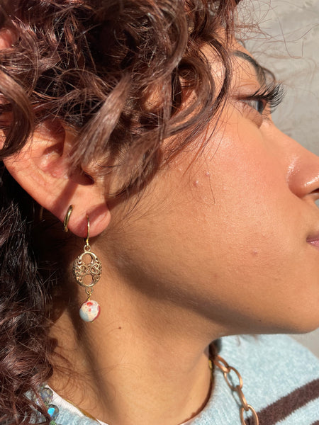 Orecchini con motivo traforato a otto