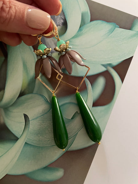 Orecchini con fiori, goccia e motivo geometrico
