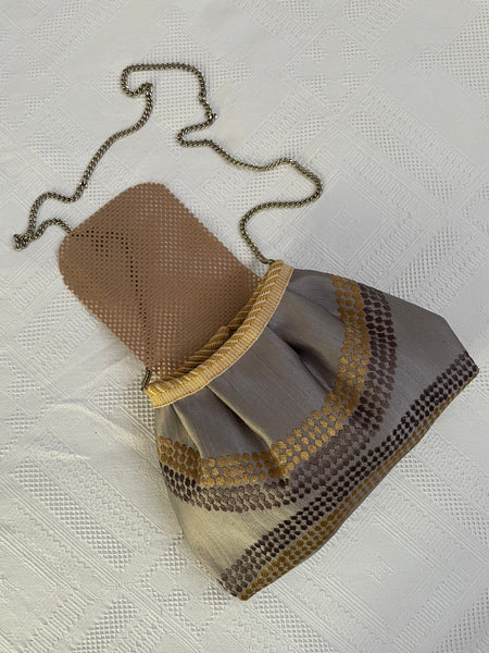 Borsa piccola in tessuto tortora con patella