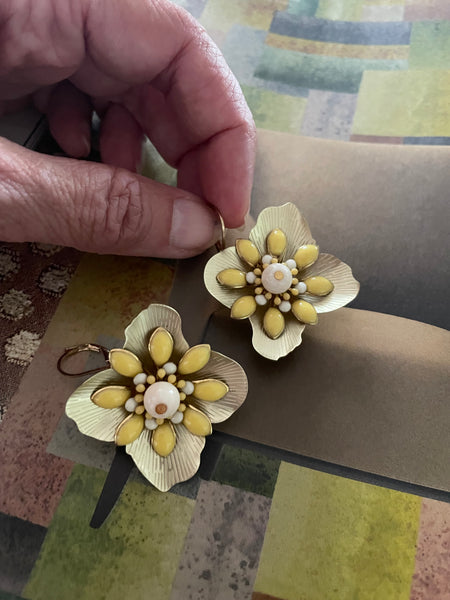 Orecchini grande fiore oro e fiore tridimensionale giallo e bianco