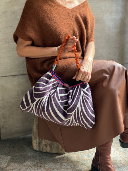 Borsa grande in velluto a onde color prugna e manico arancio