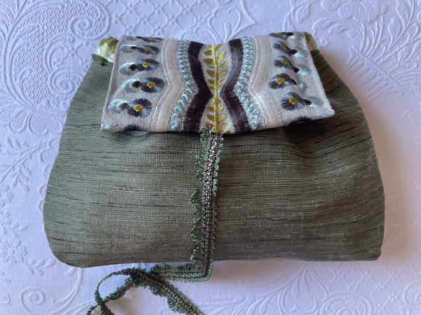 Pochette verde salvia con patella ricamata