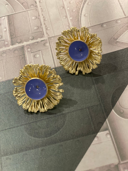 Orecchini a lobo crisantemo e smalto pervinca