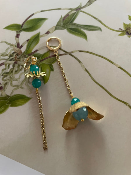 Gemelli diversi con fiore aperto e pietre verde smeraldo