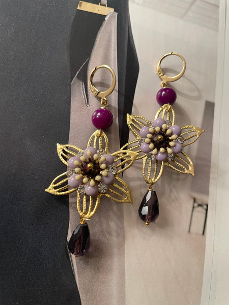 Orecchini fiore filigrana e fiore smaltato con goccia in vetro