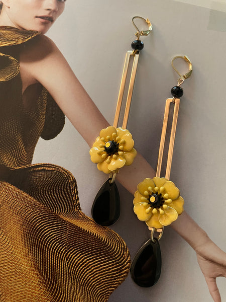 Orecchini rettangolo vuoto, fiore giallo e smalto
