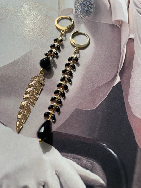 Gemelli diversi neri con piuma