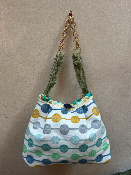 Borsa media in tessuto a sfondo bianco e bolli colorati e ricamati