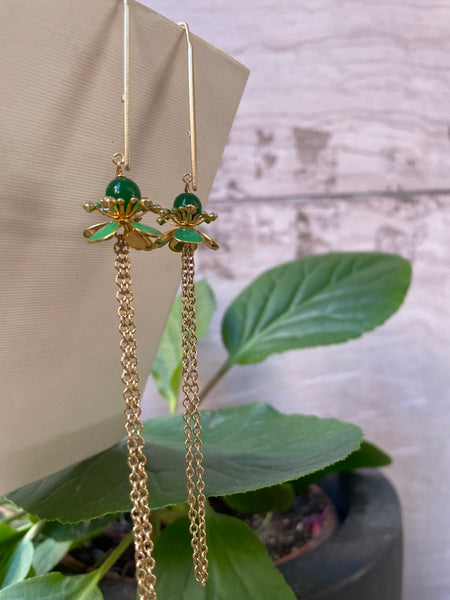 Orecchini lunghissimi con fiore smaltato verde