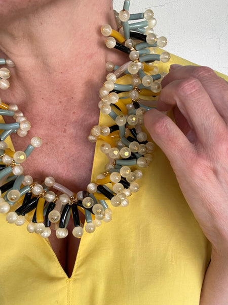 Collana con bacchette di resina colorate