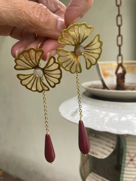 Orecchini grande fiore e goccia in resina bordeaux