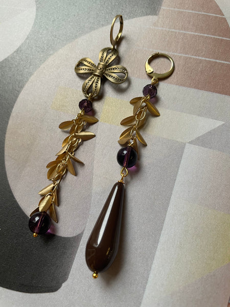 Gemelli diversi marroni con fiocco e foglioline