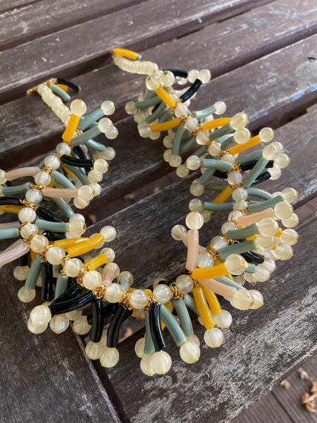 Collana con bacchette di resina colorate