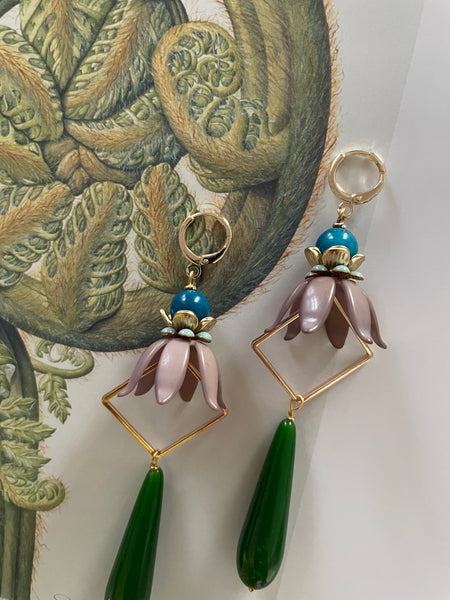 Orecchini con fiori, goccia e motivo geometrico