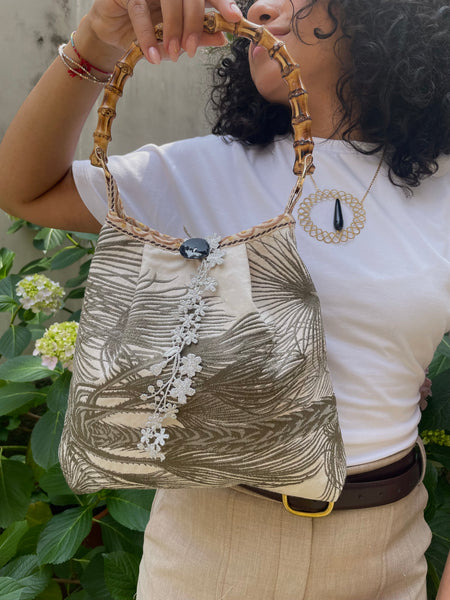 Borsa media in fil coupé bianco e grigio e manico in bambù