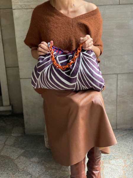 Borsa grande in velluto a onde color prugna e manico arancio