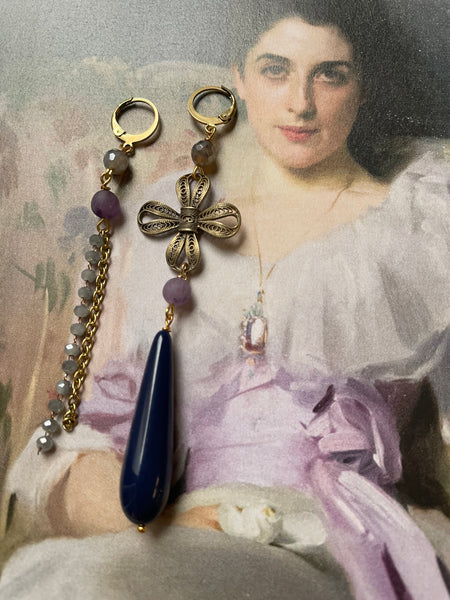 Gemelli diversi grigio viola e blu con fiocco