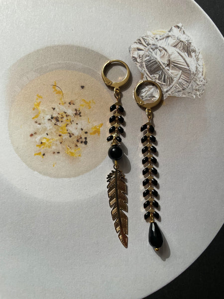 Gemelli diversi neri con piuma