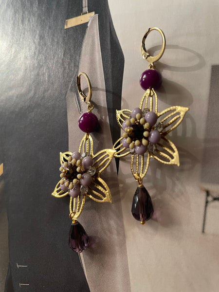 Orecchini fiore filigrana e fiore smaltato con goccia in vetro