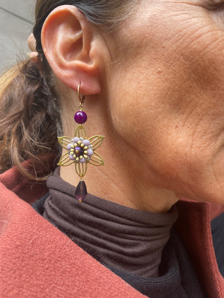 Orecchini fiore filigrana e fiore smaltato con goccia in vetro